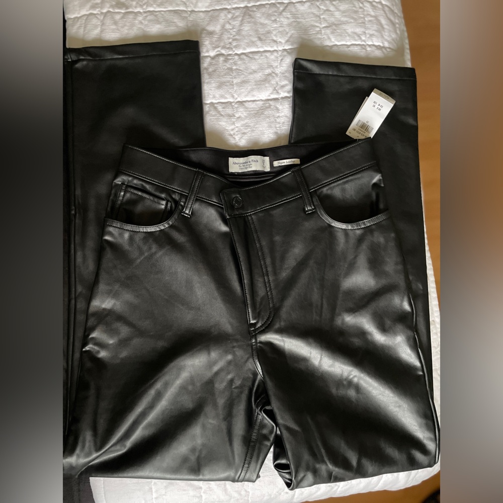 NWT Abercrombie & Fitch 90s Straight Ultra Black Faux Leather Pants size 8 / 29
